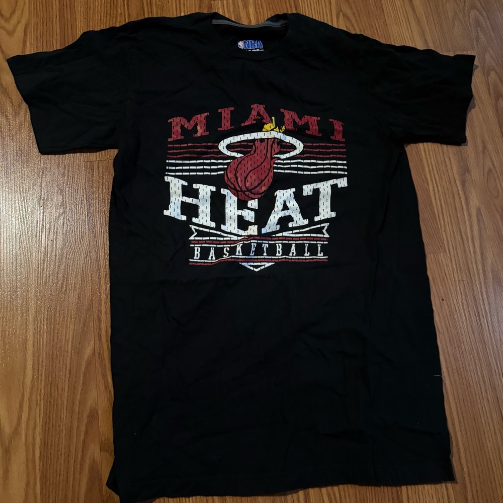 Miami Heat NBA Black‎ Graphic Basketball Fan T-Shirt Size S Sporty Athletic NWOT